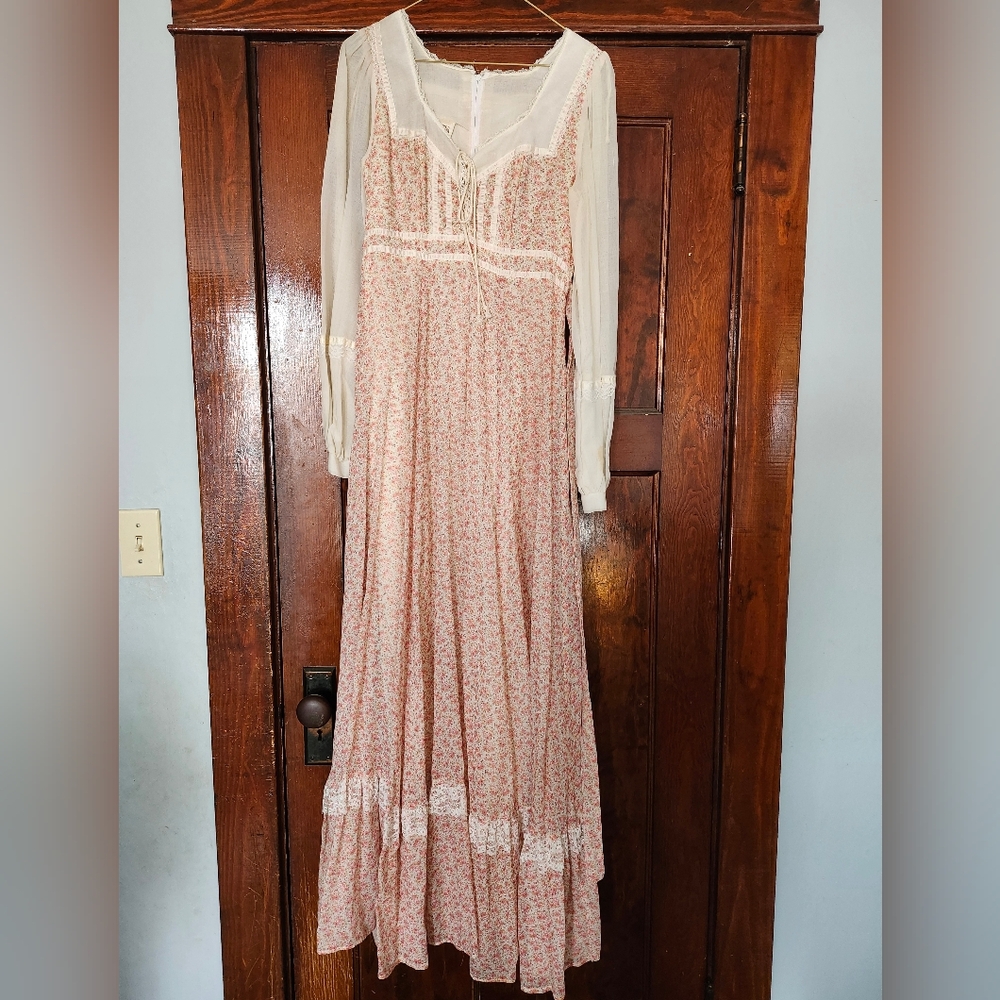 Gunne Sax by Jessica Elegant 1970s Pink Floral Long Sleeve Dress